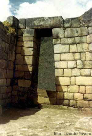 Foto de muro y entrada trapezoidal