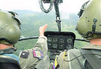 Pilotos militares ecuatorianos de Helicptero, volando sobre la Amazona.