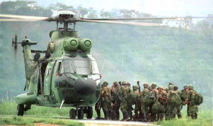 Helicptero Ecuatoriano "Super Puma" AS-332B Transportando a soldados ecuatorianos como carne de caon (ganado en uniforme) al matadero.