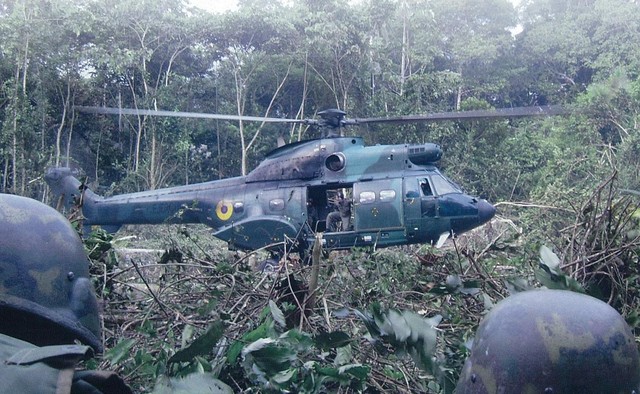 Helicptero Ecuatoriano "Super Puma" AS-332B durante unas operaciones en la selva amaznica.
