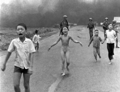 Vietnamitas fugindo do ataque de Napalm