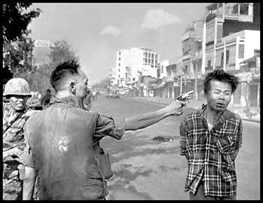 Soldado sendo executado no Vietn