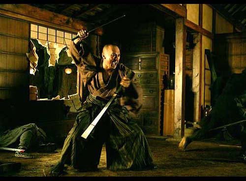 Katsumoto se defiende del ataque ninja