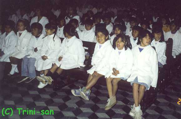 Niños escolares en misa al Señor del Milagro