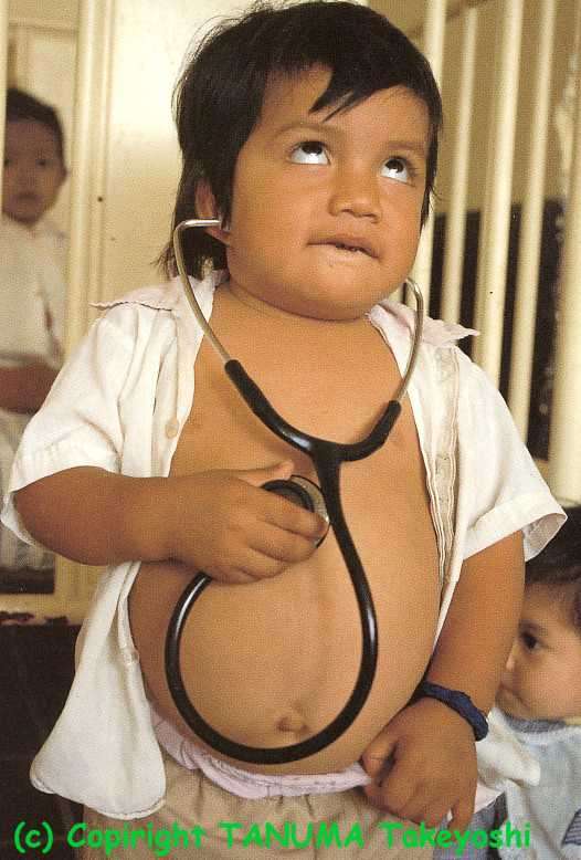 Niño escuchando su corazón, Guatemala 1991