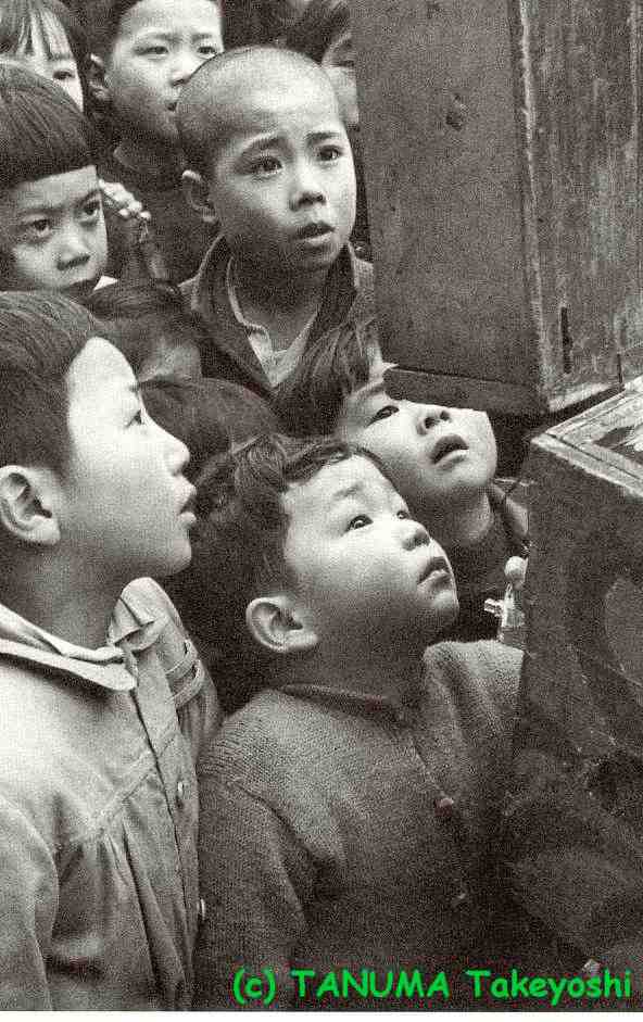 Niños mirando el kami-shibai