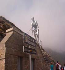 Cartel y estatua en la cima del Tourmalet