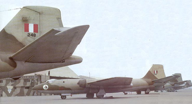 Aviones Canberra Mk.68 peruanos en lnea de vuelo en su base de Pisco.