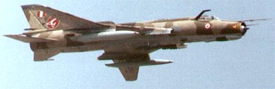 Sukhoi Su-22A Fitter F peruano con su esquema tctico en color arena apto para camuflarse en zona desrtica. Obsrvese el emblema de la fbrica Sukhoi en la cola y la insignia del Escuadrn Areo de Elite N 111 al costado de la cabina del piloto.