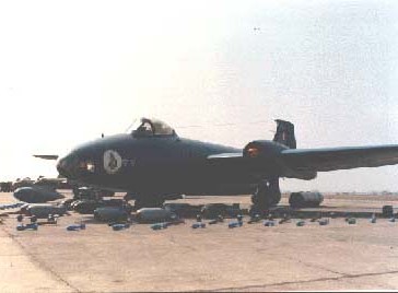 BAC Canberra peruano modelo B (I) Mk.12 con su carga blica completa. Bombas de mas de 1,000 libras, y demas armas. Los aviones Canberra eran aviones mortiferos que amenazaron al enemigo desde el cielo cenepano y fueron su azote durante el conflicto del Alto Cenepa!