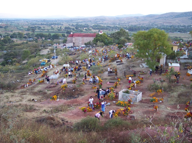 Adornando las tumbas de los familiares, 2 de Noviembre del 2006 en Suchilquitongo.