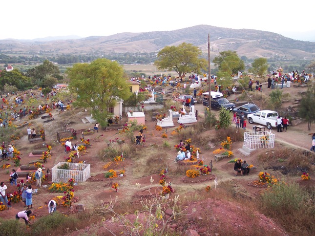 Adornando las tumbas de los familiares, 2 de Noviembre del 2006 en Suchilquitongo.