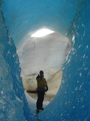 Aqui estoy a la entrada de una cueva de hielo, la foto est tomada desde el interior de la cueva