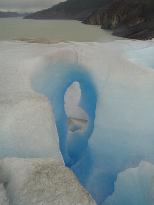 El mismo puente de hielo anterior, la foto est tomada desde otro ngulo. Al fondo se ve el Lago Grey