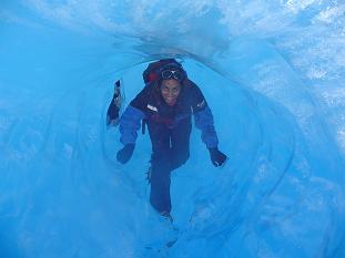 Una de nuestras pasajeras caminando por un angosto tnel de hielo. La foto est tomada desde el final del tnel