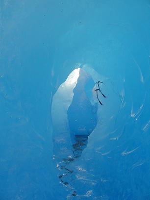 Mis piolets al interior de una cueva de hielo donde acostumbraba 'boulderear'