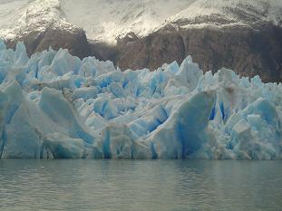 Frente del glaciar. al fondo se ve la falda del cordn Olgun nevado