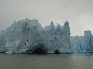 Frente del glaciar de la corriente principal donde se producen los desprendimientos mas grande e impresionantes