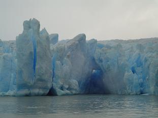 Mas frente del glaciar navegando por el lago Grey