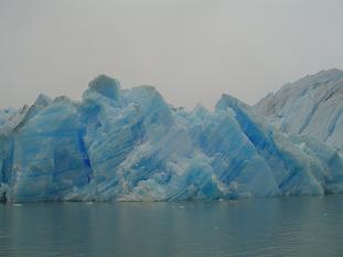 Otra del frente del glaciar donde se notan lneas que muestran las distintas pocas del ao cuando la nieve se transform en hielo hace miles de miles de aos