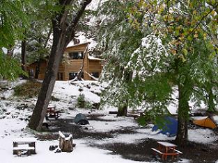 El camping nevado en Abril. Se ven las carpas de los ltimos turistas a fin de temporada