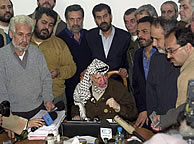 Arafat habla con la prensa minutos despus de la retirada israel de Ramala. (AP) 