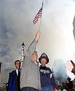 El Llanero Solitario alza la bandera nacional con su mano derecha anunciando la guerra que, l y el bombero que lo acompaa, vern por televisin