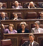 Los diputados socialistas gesticulan durante la intervencin de Martnez Pujalte en el Congreso. ( EFE )