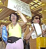 Un grupo de manifestantes reclama en Buenos Aires el acceso a sus cuentas bancarias. ( EPA )