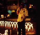Durante tres horas, el periodista Hollman Morris se infiltr en el Parque de la 93, en Bogot, para actuar como un mendigo. Testimonio de una Noche de paz cargada de violencia en la que apenas pudo recoger 200 pesos