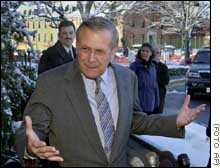 Rumsfeld, el domingo, hablando con los periodistas en Washington