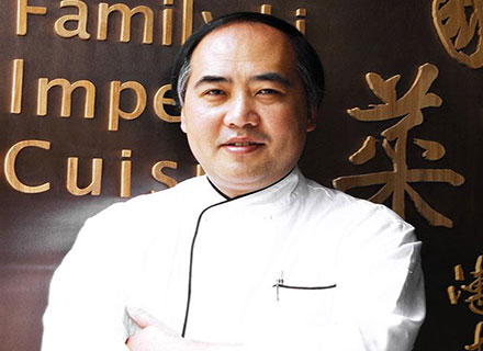 Ivan Li cooking
