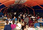 Vista interior de las carpas-comedor, �ltimas fiestas