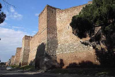 [Die aurelianische Mauer in Rom]