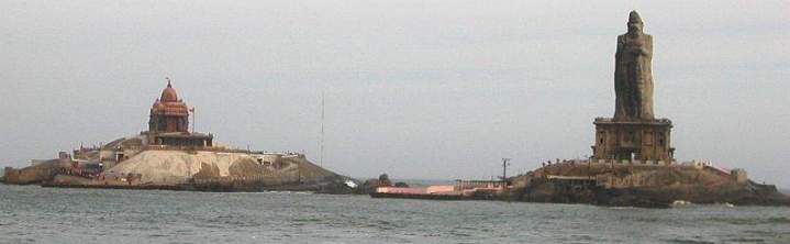 [die beiden Inseln vor der Kste des Kap Komorin: links der 'Wiwekanand-Felsen' mit dem Memorial auf den bengalischen Swami, rechts das Denkmal auf Thiruwalluwar, den Dichter des tamilischen Nationalepos Tirukkural]