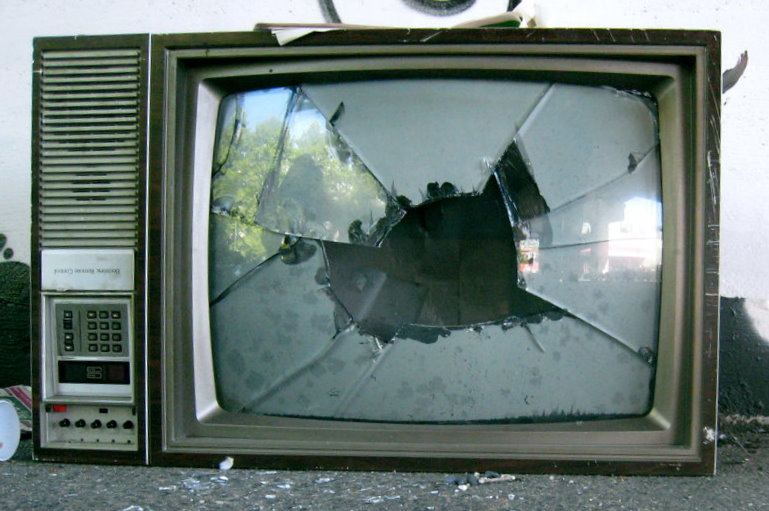 Mientras TV Azteca acelera sus despidos masivos, Televisa buscar� competir con otros gigantes del entretenimiento en l�nea, todo el tiempo que su programaci�n abierta y la falta de anunciantes, est�n hundiendo lo que otrora fue un poderoso mercado