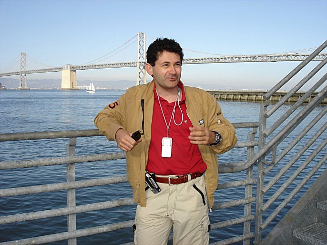 Io davanti il Bay bridge a San Francisco-luglio 2004