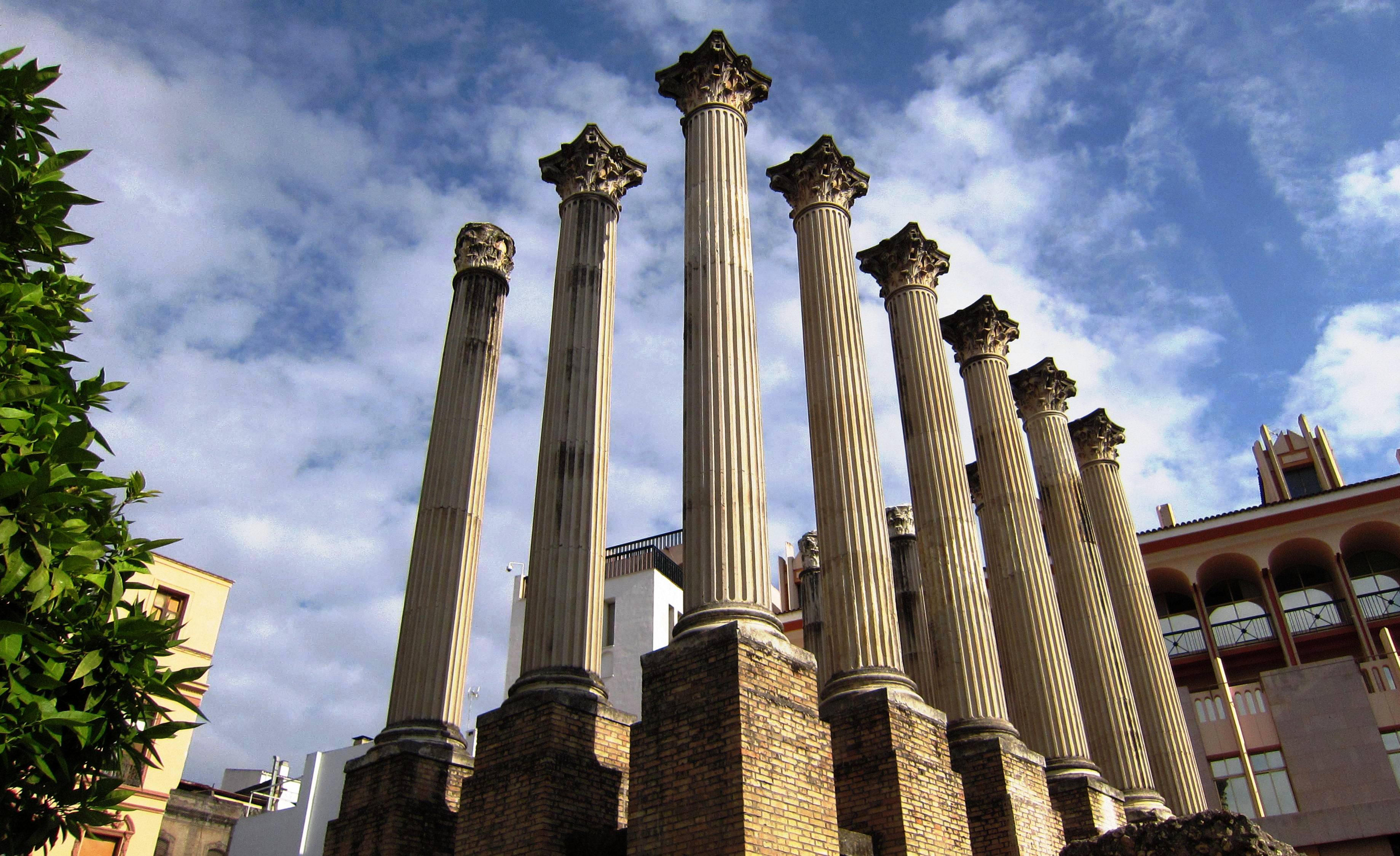 Perspectiva de las columnas del templo a Claudio Marcelo