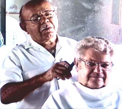 <<<Elpidio "Murumba" cortando cabelo do Readir Meneguesso, ambos torcedores do S�o Paulo>>>
