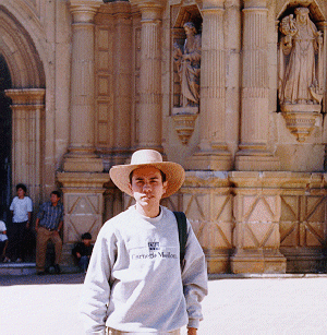 Gerardo Reyna, osease -Yo-, en el atrio de la Iglesia de la Asuncion, Oaxaca 1999.