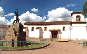 Monumento al Inspector de Guardias GC Mariano Santos Mateos, el Valiente de Tarapac, en Lucre, Cusco, Per