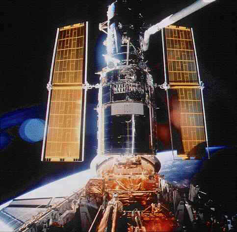Hubble-Space Teleskop am Shuttlegreifarm - NASA/ARC