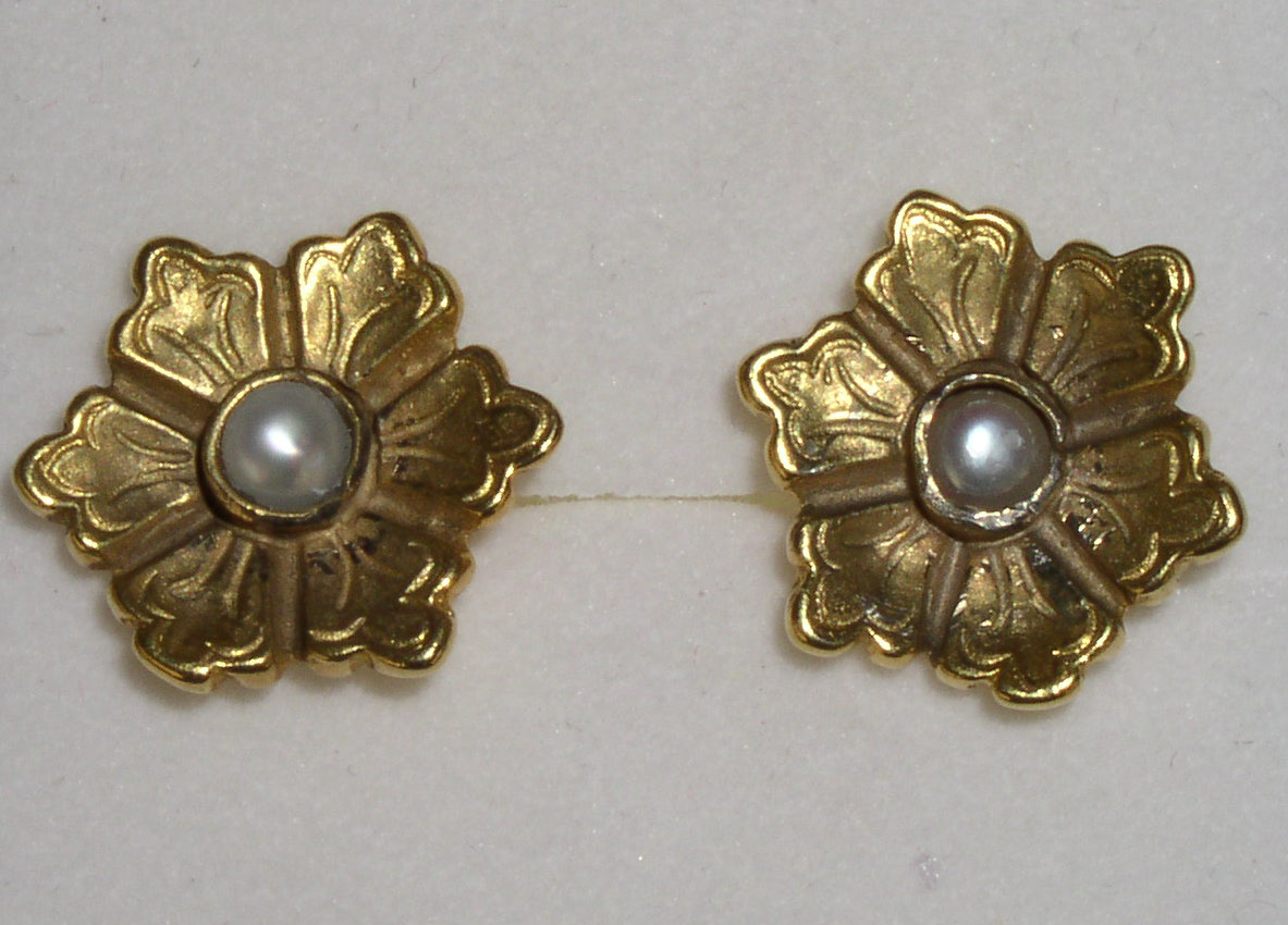  flower studs with pearls