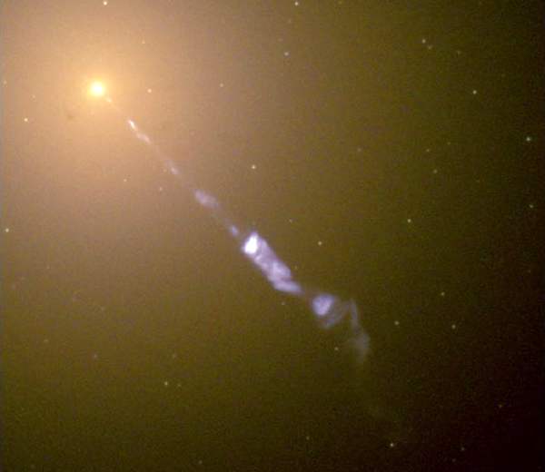 M87 pelo Telesc�pio Espacial Hubble