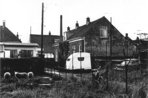 Hofje Witlust te Loosduinen op nr. 45 woonde het gezin van Leendert van der Spek