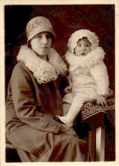 Henderica Emerentia Segijn- de Jonge met dochter Emy