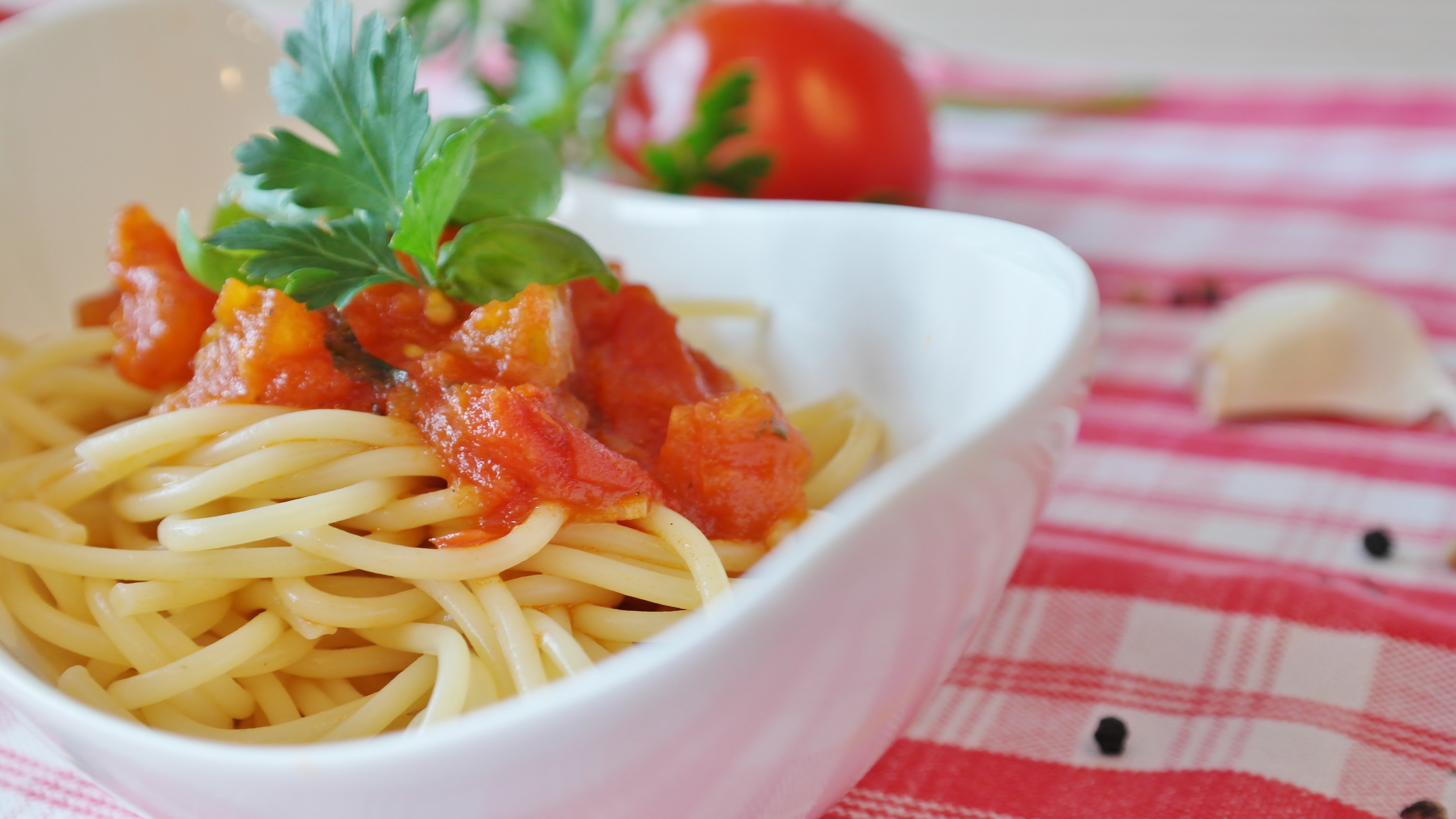 Banner photo of dry spaghetti and tomatoes