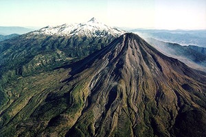 Los volcanes de Colima, el Volcn de Fuego al frente y el Volcn de Nieve al fondo