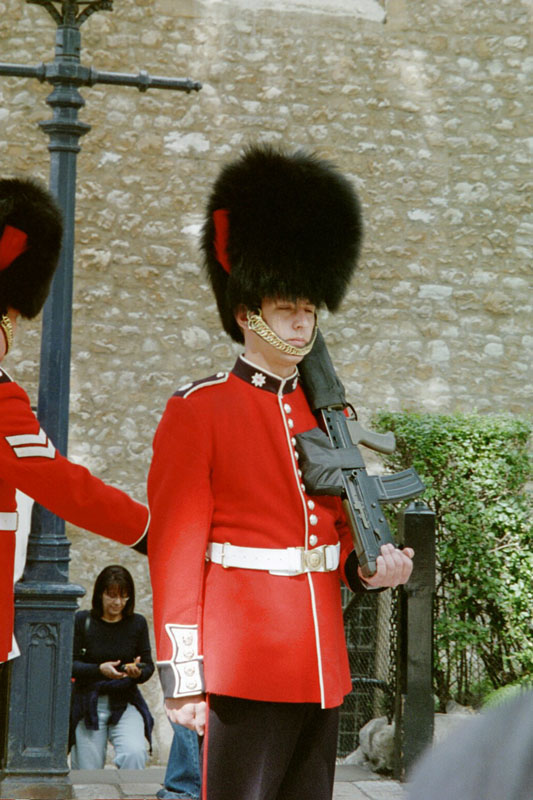 london_tower_guards_zoom