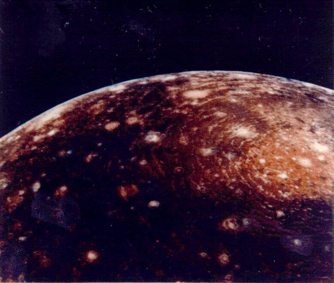 Voyager 1 image of Jupiter's moon Callisto from a distance of 350,000 km.